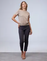 Pantalón gris oscuro de corte recto, con pretina ancha pespunteada, bolsillos simulados y largo al tobillo. Marca Zac & Rachel, confeccionado en gabardina elastizada.