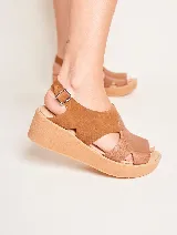 Sandalias de cuero color marrón con plataforma y taco bajo.