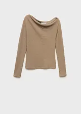 Camiseta color beige con textura, cuello asimétrico y manga larga. Diseño entallado.
