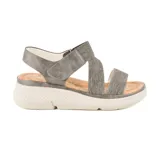 Sandalias bajas color beige con plataforma blanca y tiras cruzadas.