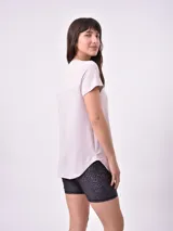 Remera deportiva color lila de calce holgado y mangas cortas.