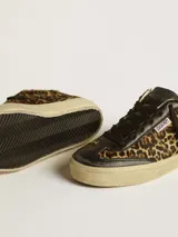 Zapatillas Golden Goose modelo Soul Star con estampado animal print de leopardo, detalles en cuero marrón y suela color crema.