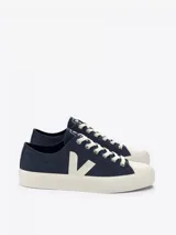 Zapatilla de lona color azul, con logotipo en serigrafía, fabricada con materiales reciclados y orgánicos.