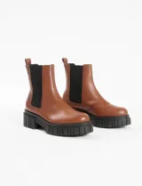 Bota de cuero color tostado con elástico lateral y suela gruesa.