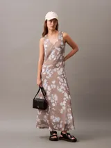 Cartera bandolera Calvin Klein negra de cuero sintético granulado, con correa ajustable, cierre de cremallera y logo metálico "CK" en el frente.