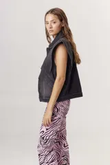 Pantalón jean wide de tiro alto con estampado de cebra en tonos rosa y negro.