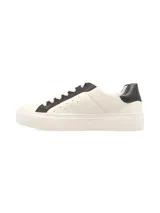 Sneaker de cuero vacuno con estampado de camuflaje y suela marrón.