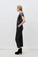 Pantalón de cuero ovino color dorado, de corte recto y largo al tobillo.