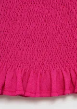 Top palabra de honor fucsia con tejido fruncido y detalle de volante en el ruedo.