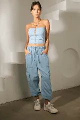 Pantalón cargo de denim celeste, con bolsillos laterales con tapa, cintura elástica con cordón ajustable y corte amplio.