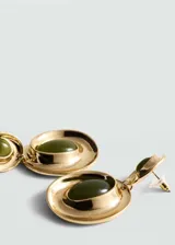 Par de aros colgantes dorados con dos piedras verdes ovaladas.