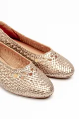 Zapato chata color dorado, trenzado a mano en cuero vacuno, con capellada, forro y plantilla de cuero vacuno.