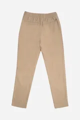 Pantalón jogger color beige de algodón y lino, con cintura elástica ajustable con cordón, bolsillos laterales y traseros, y logo estampado.