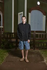 Sobrecamisa azul marino de manga larga con fit relajado y cuello clásico. Cierre con botones y bolsillos en el pecho. Confeccionada en tejido canvas de sarga.