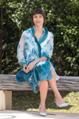 Echarpe blanca de gasa de seda natural con lana Merino superfina en tonos azules y turquesas, con volados en los extremos.