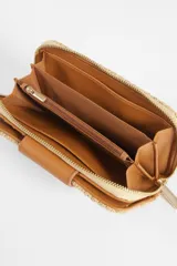 Billetera beige de rafia con cierre de cremallera y solapa marrón con el logo de la marca.