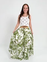 Falda larga de algodón con estampado floral en tonos marrón y blanco. Tiene elástico en la cintura y viene con un cinto de rafia elastizado desmontable.