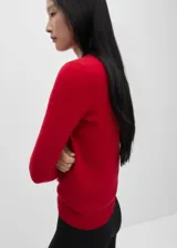 Sweater lila de cashmere con cuello redondo y mangas largas.