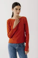 Remera verde oliva de manga larga con escote bote y corte ajustado.