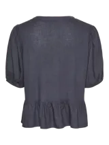Blusa azul de mangas 3/4 con cuello redondo, botones y volantes.