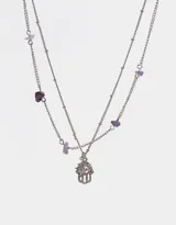 Gargantilla plateada de doble cadena con dije de mano de Fátima con strass y cuentas de amatista.