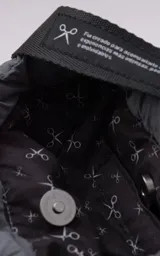 Bolso gris tipo drawstring con correa larga negra con logo de la marca en blanco.