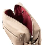 Bandolera color taupe de símil cuero con acceso con cierre y herrajes plateados. Tiene un bolsillo interno con cierre y dos bolsillos externos abiertos y uno con cierre. La correa es regulable y el interior es de tela de algodón y poliéster. Tiene el logo de XL Extra Large grabado.