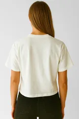 Remera manga corta color rosa con estampado de texto en el frente, de corte holgado y cuello redondo.