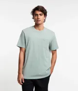 Remera básica de algodón color verde claro, corte comfort, con cuello redondo, mangas cortas y bolsillo en el pecho.