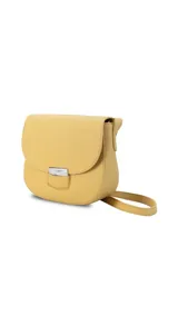 Bandolera pequeña de símil cuero color azul marino, con tapa curva y cierre metálico rectangular plateado. Incluye correa ajustable fina.