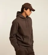 Buzo masculino comfort cerrado, con capucha y cordón para ajustes. Tiene bolsillo delantero y mangas largas.
