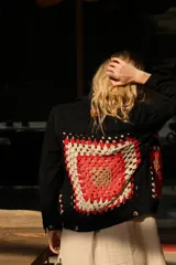 Campera de jean negro con intervención artesanal de crochet en la espalda y el frente.