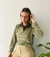 Buzo verde oliva de plush con cuello tipo camisa en paño estampado a cuadros y botones de madera.