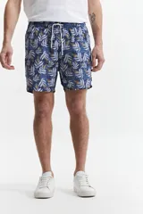 Short de baño estampado con cintura elástica, cordón ajustable, dos bolsillos laterales y uno trasero. Confeccionado en tela ligera de secado rápido y logo bordado.