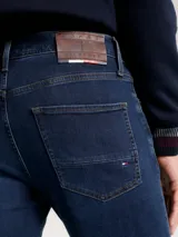 Jean azul oscuro de corte extra slim, confeccionado en tejido denim Power Stretch de mezcla de algodón. Cuenta con cierre de cremallera con botón y diseño de cinco bolsillos.