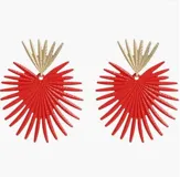 Aros colgantes con forma de corazón rojo con diseño de rayos y base dorada.