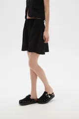 Minifalda negra de viscosa con cintura elastizada.