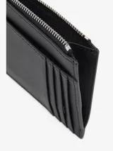 Billetera de cuero engomado mate en color negro, con ranuras para tarjetas y compartimento con cremallera.