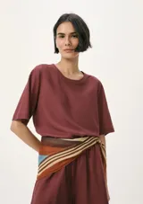 Blusa color beige de lino con mangas cortas y cuello redondo.