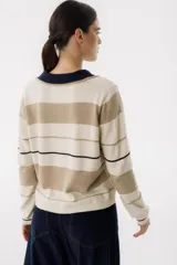 T-shirt tejida a rayas horizontales color marrón y beige, con cuello polo y escote en V con borde rojo.