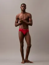 Pack de 3 slips Calvin Klein en colores rojo, azul y gris.