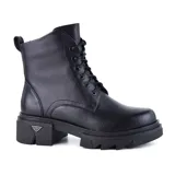 Bota de cuero color marrón con cordones negros, suela de goma negra con plataforma y detalle de logo metálico en el lateral.