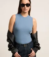 Blusa sin mangas celeste, confeccionada en tejido de punto acanalado, con cuello redondo.