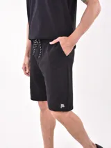Bermuda gris con elástico en la cintura y cordón ajustable, ideal para actividades casuales.