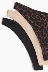 Pack de tres bombachas colaless de microfibra, tiro bajo con cintura en V y refuerzo interior. Incluye una bombacha negra, una color piel y una con estampado animal print de leopardo.