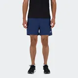 Short de running New Balance de 7 pulgadas, color azul marino, con tecnología NB DRY que absorbe la humedad y slip interior transpirable. Presenta logo reflectante y bolsillos para las manos.