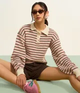Blusa de manga larga con cuello polo contrastante y botones frontales. Confeccionada en punto texturizado con rayas horizontales en tonos rosa, marrón y crema.