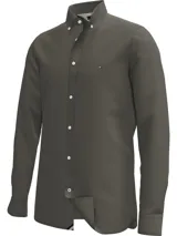 Camisa de vestir Tommy Hilfiger de corte regular, color verde oliva, con cuello abotonado, cierre con botones y logo bordado en el pecho. Confeccionada en algodón y elastano.