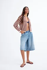 Cardigan tejido de punto a rayas horizontales color marrón y crudo, con cuello polo y cierre frontal con botones.