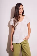 Remera color verde oliva con cuello en V y bordado de flores.